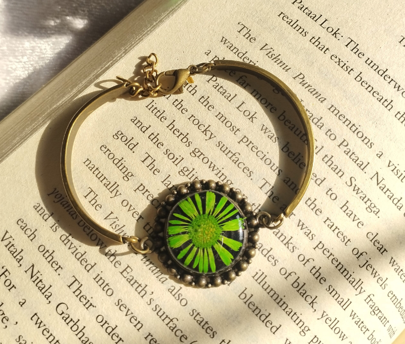 Forest Pulse Aster Resin Bracelet